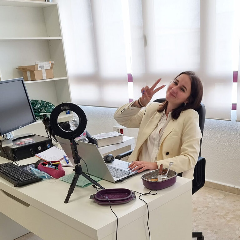 laura community manager